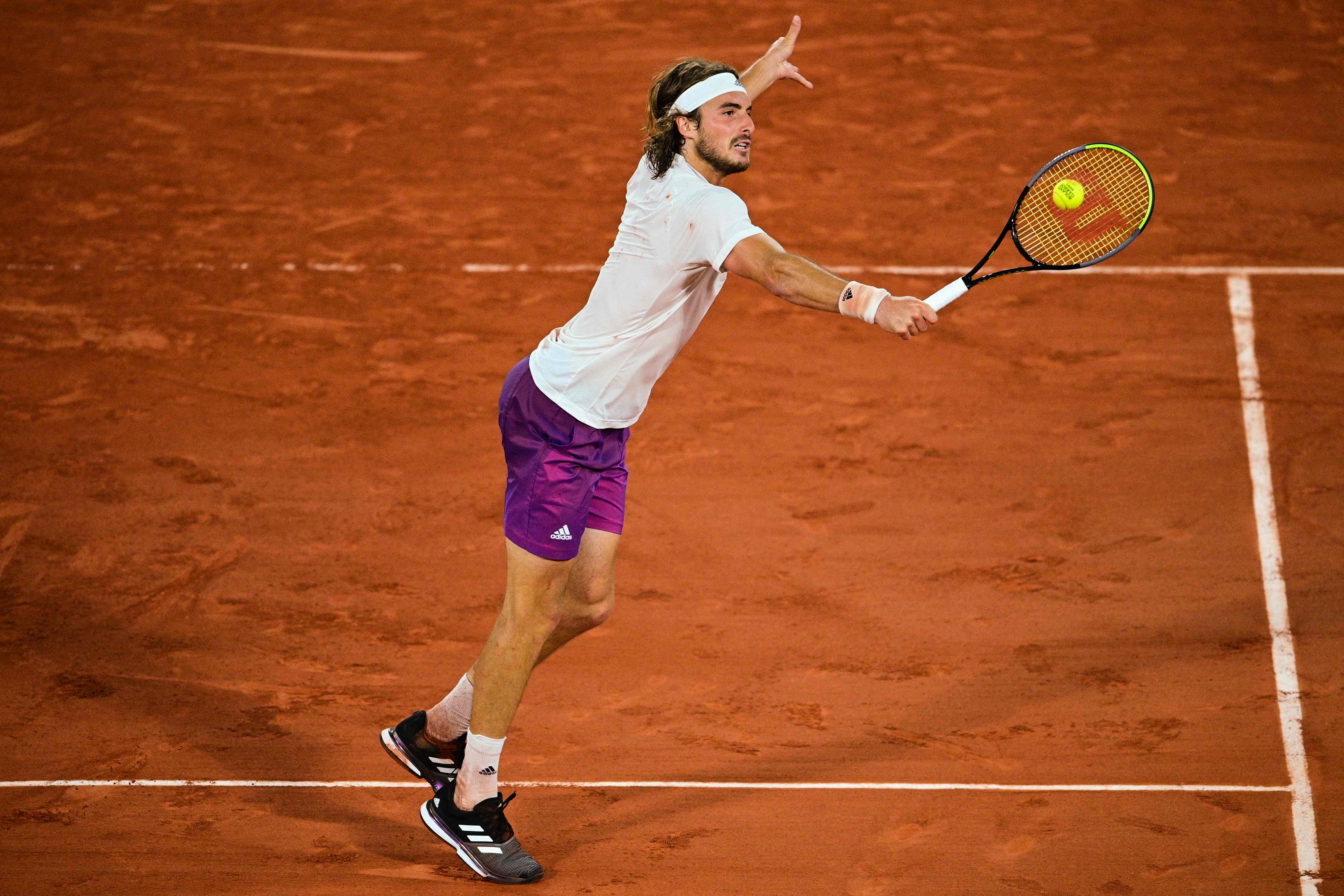 包含世界网球队逆转意大利网球队，西西帕斯统治全场的词条