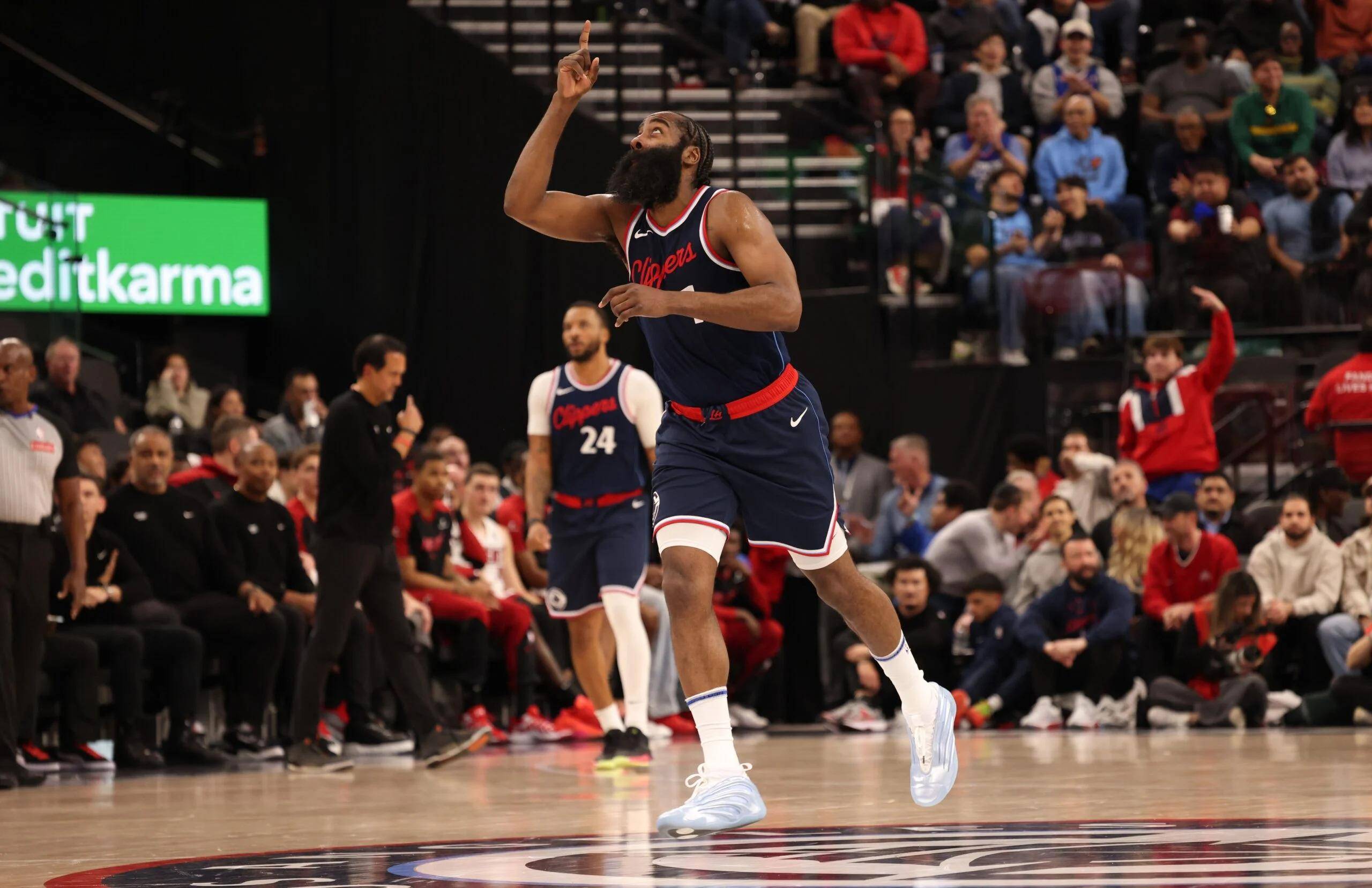 关于马刺绝杀快船，哈登爆发神勇的信息