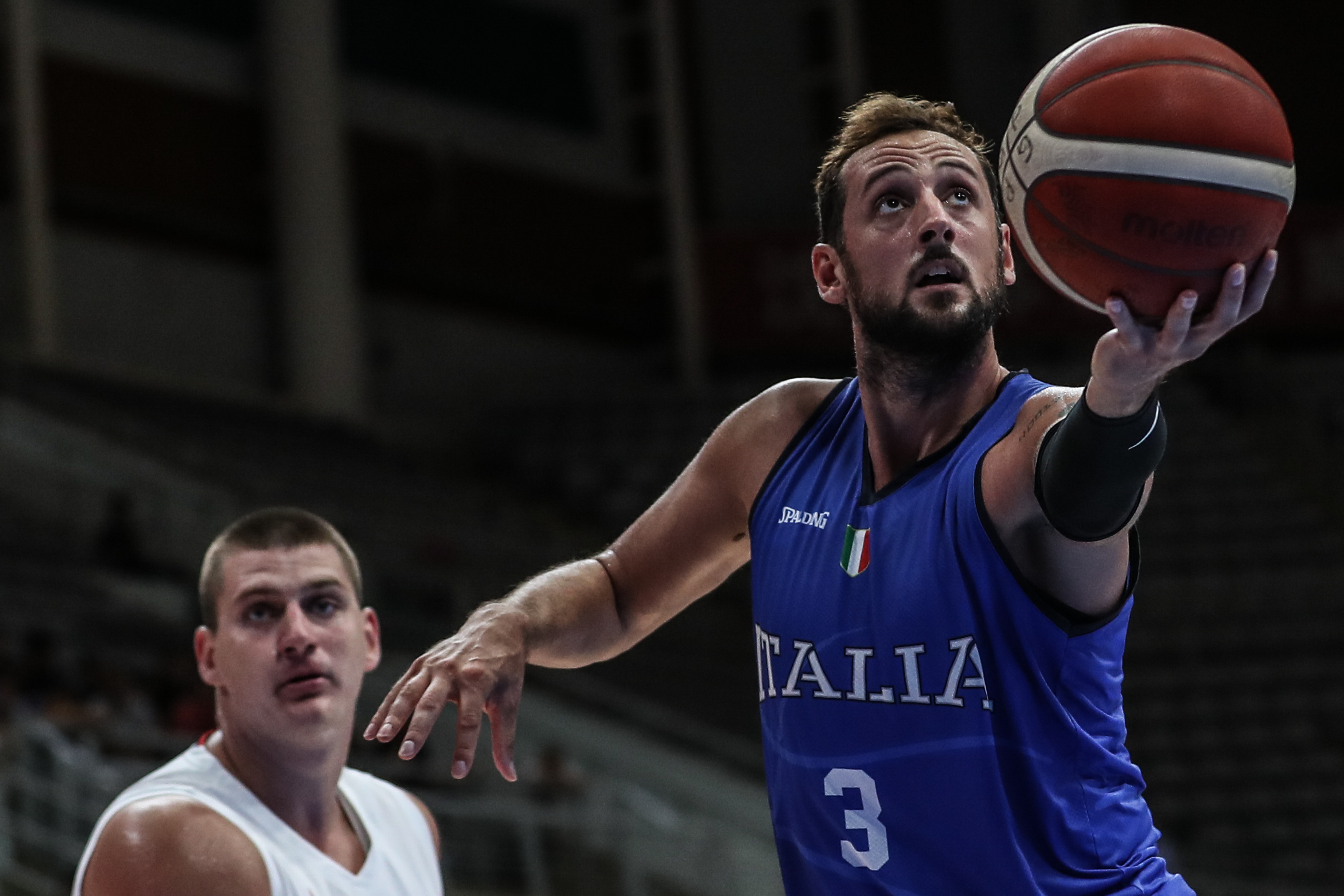 包含意大利男篮险胜日本男篮，莫里斯三分雨点燃全场的词条