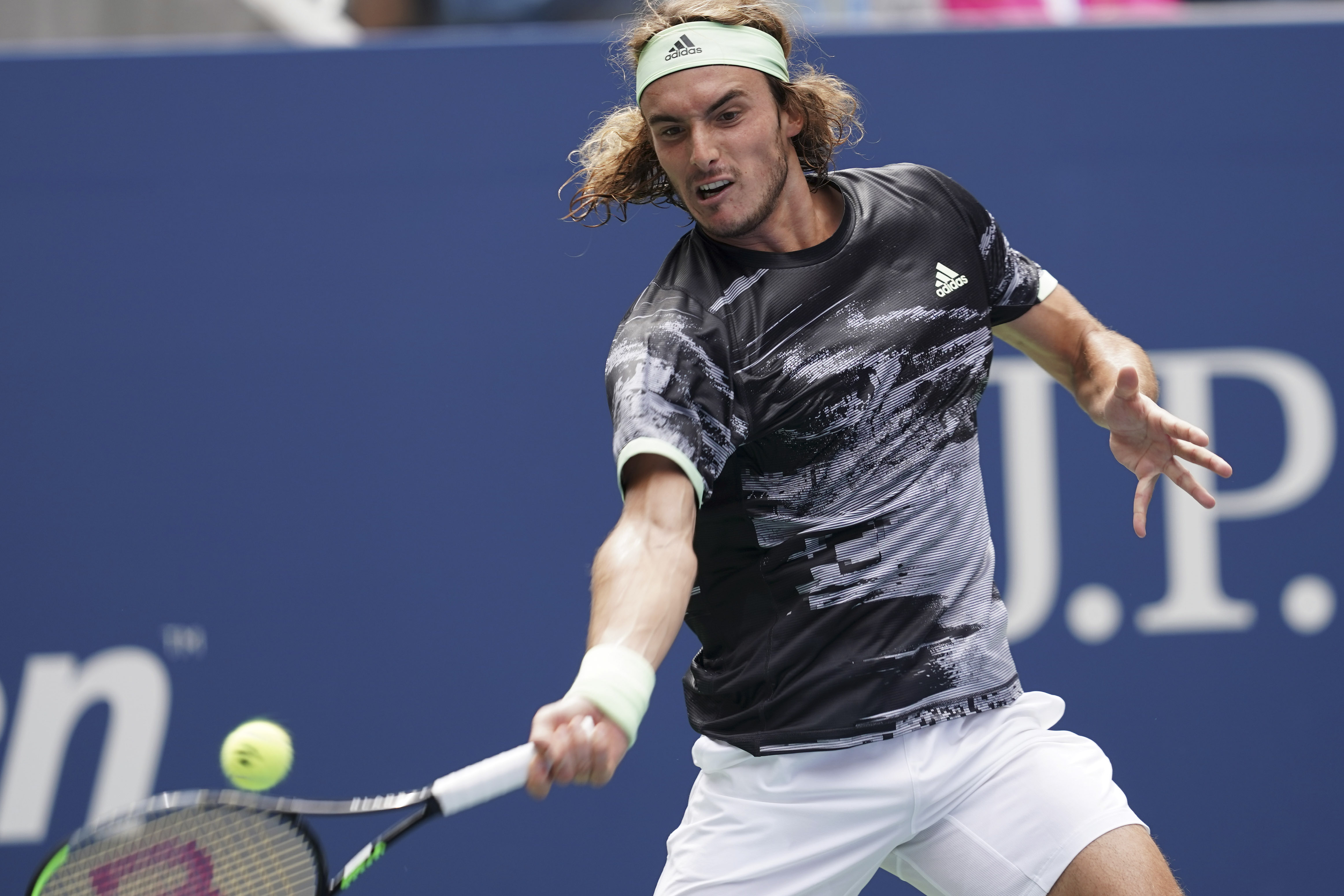 包含美国网球队力克法国网球队，西西帕斯惊艳世界的词条