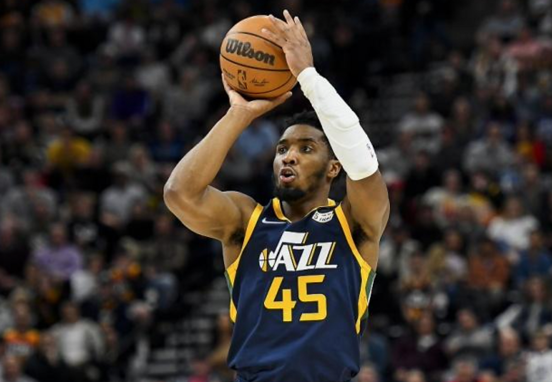 关于爵士队交易行动频繁，球队战绩有望提升的信息