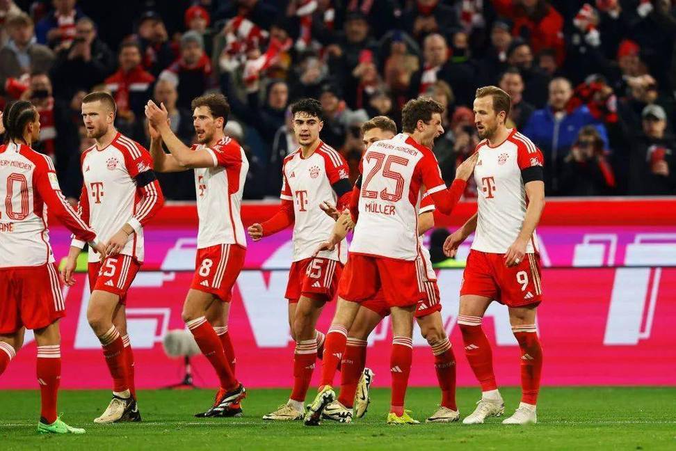 关于拜仁慕尼黑遭受惨败，两连败球队压力增大的信息