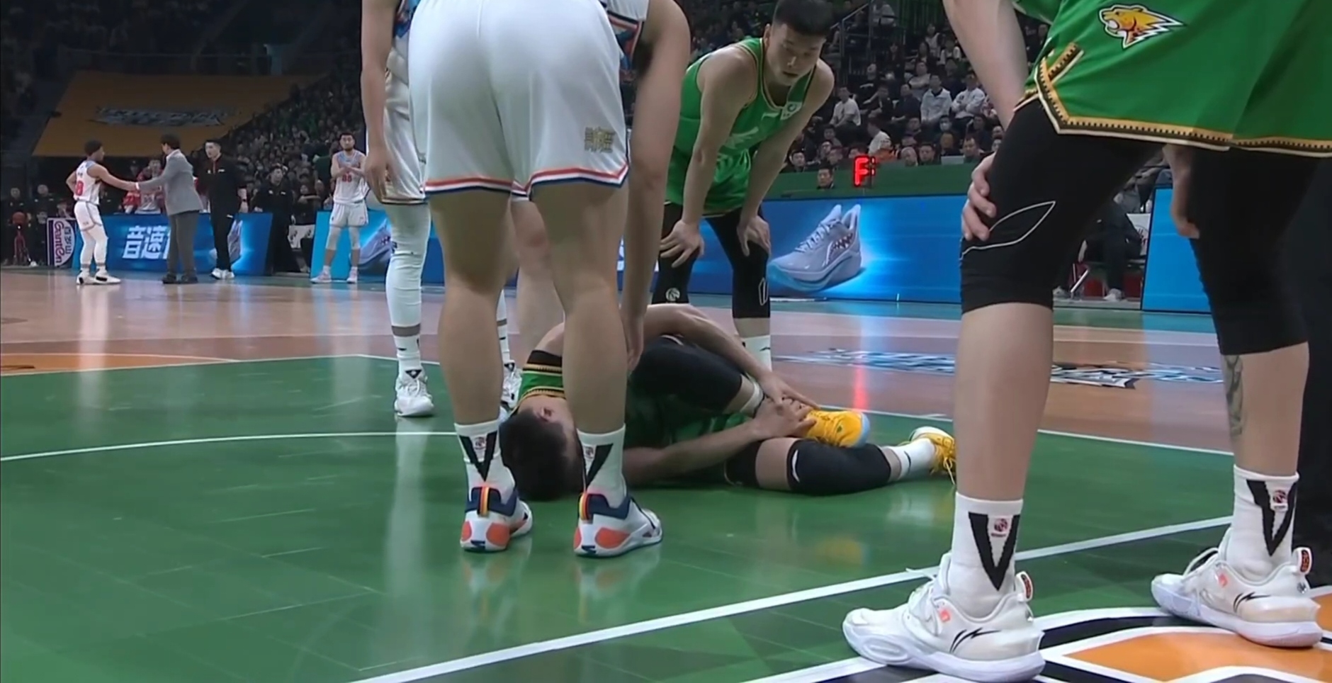 关于篮球赛事进入激烈阶段，各队角逐异常激烈的信息