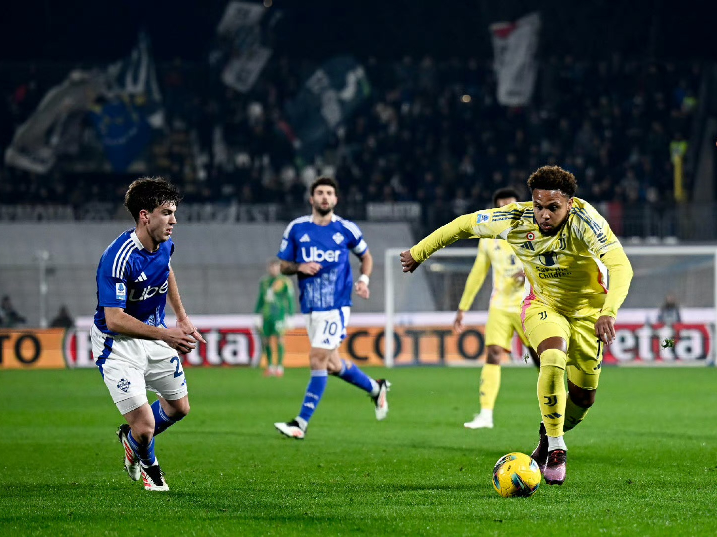 关于尤文图斯客场惨败,无缘足球比赛四强的信息 关于尤文图斯客场惨败,无缘足球比赛四强的信息