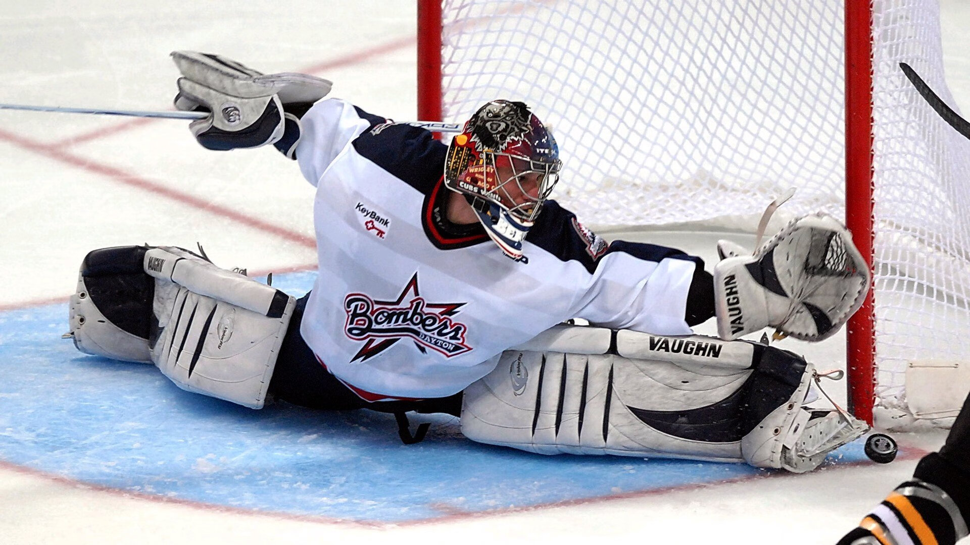 爱游戏体育官网-赛道上的逆袭，塞恩斯高光时刻，红牛二队鏖战雷诺车队